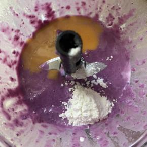 再加入35克全蛋液（可以用做挞底的时候剩下的那些），玉米淀粉，继续搅打均匀备用。