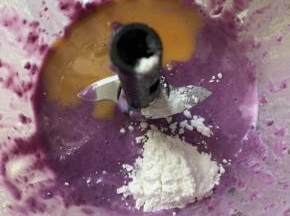 再加入35克全蛋液（可以用做挞底的时候剩下的那些），玉米淀粉，继续搅打均匀备用。