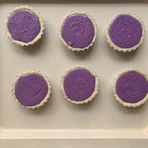 烤箱180度预热。在挞皮内加入紫薯馅，轻轻震平。