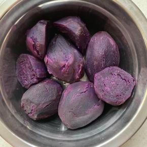 冷藏面团的时候，做紫薯馅，紫薯去皮，放蒸锅中蒸熟。