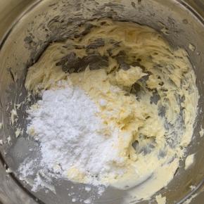 加入糖粉，继续打发。