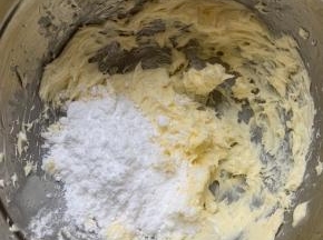 加入糖粉，继续打发。