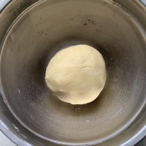 筛入低粉，揉成面团，盖上保鲜膜 ，放冰箱冷藏1小时。