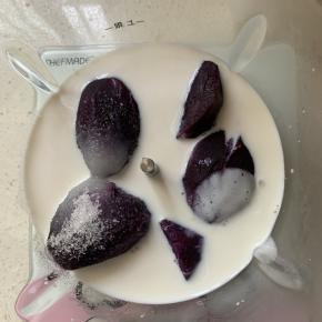 把蒸好的紫薯，放入料理机，加入酸奶，牛奶，细砂糖打成紫薯泥，会流动的状态。