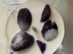 把蒸好的紫薯，放入料理机，加入酸奶，牛奶，细砂糖打成紫薯泥，会流动的状态。