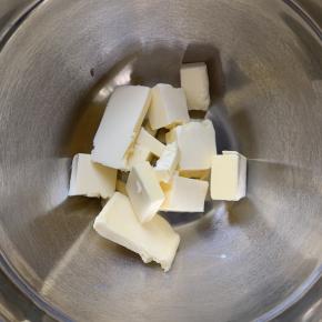 黄油提前切小块，室温软化，然后用打蛋器打发。