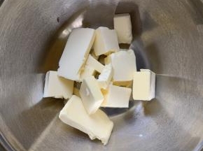 黄油提前切小块，室温软化，然后用打蛋器打发。