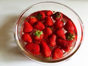 草莓冲洗干净，淡盐水浸泡十分钟，再次冲洗干净，控水。