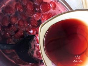 加入朗姆酒，继续熬煮，并不断搅拌，以免糊底。