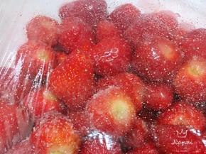 加盖保鲜膜入冰箱保鲜腌制12小时。