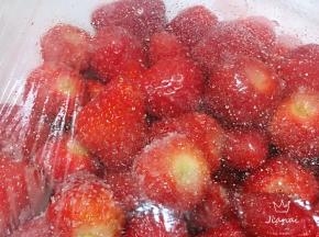加盖保鲜膜入冰箱保鲜腌制12小时。