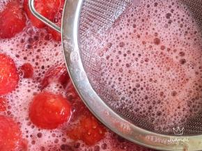 煮沸后，用网筛撇去浮沫，要反复重复撇净。