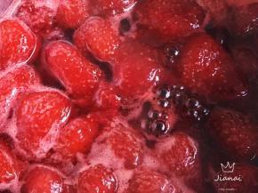 熬煮到草莓变软，草莓的颜色都融入到汤汁里了，整体看着变得浓稠时关火，不要把汤汁都煮干了，留些汤汁味道更美哦！