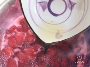 看到草莓有些粘稠时，加入柠檬汁。