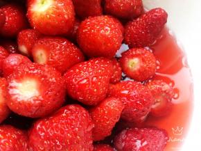 腌制好的草莓会有许多汤水，这些汤汁不要倒掉，全部加入一口有点深度的汤锅中，中小火慢慢熬煮。