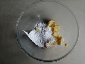 黄油切成小块，放在室温下软化，把糖粉和盐都倒入黄油里