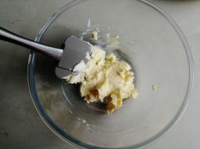 用刮刀把它们压拌在一起