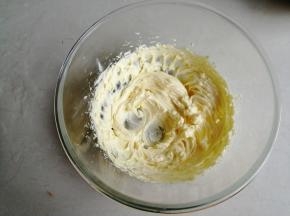 每倒入一次，待打发吸收完之后再倒入下一次