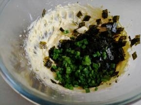 把海苔剪成小小一块，和葱花一起倒入打发好的黄油里