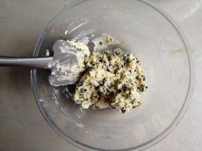 用刮刀把它们翻拌成团，至没有干粉为止