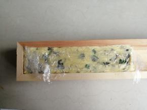 在饼干模具里铺上一张保鲜膜，把面团放入，并压紧压实，没有模具的，可以用其他工具辅助整理成长条形，或者圆柱形，放入冰箱冷冻1个小时