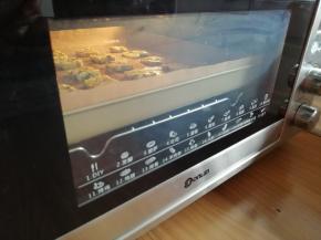 放入已经预热到160度的东菱K40C烤箱中下层，烘烤18分钟左右（实际烘烤温度要根据自家烤箱脾气而定），若后期上色严重，可以加盖锡纸