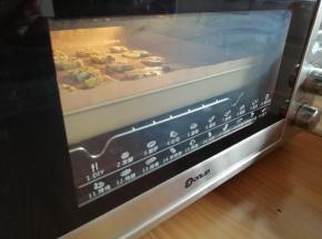 放入已经预热到160度的东菱K40C烤箱中下层，烘烤18分钟左右（实际烘烤温度要根据自家烤箱脾气而定），若后期上色严重，可以加盖锡纸