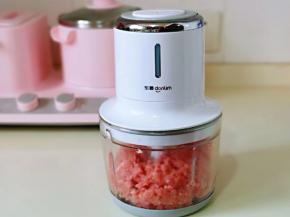 首先将猪肉洗干净，放入绞肉机中，绞成肉糜取出备用。