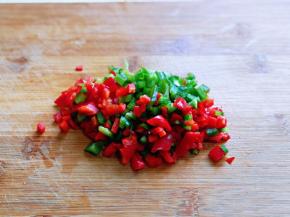 红绿椒洗干净去根，切小丁。