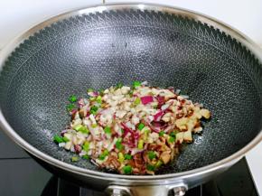 起油锅，加入洋葱煸炒，再加入香菇煸炒。