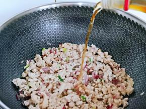 加入料酒，去肉腥。