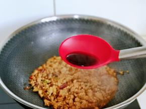 加入一小勺生抽提鲜。