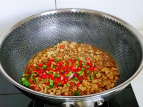 再加入切好的红绿椒翻炒。