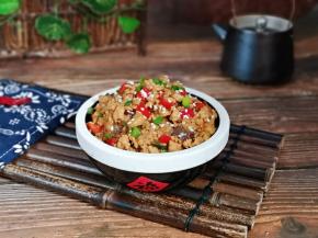 盛出装盘撒上熟白芝麻与葱花。