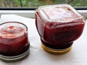 瓶子提前开水煮沸五分钟，捞出控干，将果酱趁热装入瓶中，拧紧，将瓶子倒扣放凉，热空气降温的同时，瓶子内就会处于真空的状态，也会让草莓酱保持的时间更久。