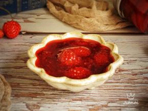 经过这样熬煮的草莓酱，带着酸甜的口感，草莓一颗一颗的口感依然非常迷人，放进冰箱保鲜冷藏，可以保鲜三个月至半年之久。