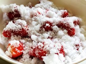 取一个干净容器，一层草莓，撒一层糖，最后覆盖一层白糖。