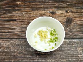 蒜子香葱切末放入碗中