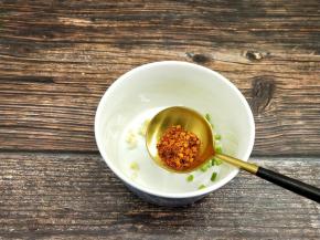 加入辣椒粉，熟芝麻