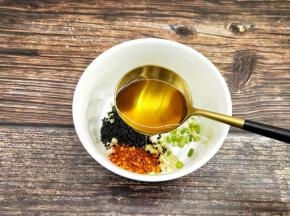 淋上热油拌匀