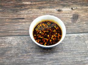 半碗煮土豆粉的热水，酸辣汁就调好啦