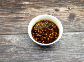 半碗煮土豆粉的热水，酸辣汁就调好啦