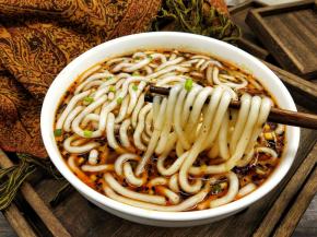 再放入煮好的土豆粉，就可以开动啦