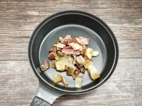 锅中不用放油，放入切成片的腊肉
