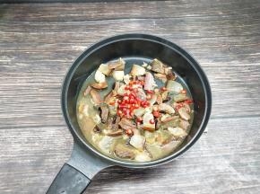 这个时候加入小米椒炒匀