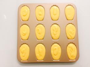 再挤入不粘模具中9分满即可