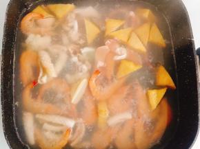 再把虾、鱿鱼、鱼豆腐下锅煮1分钟即可捞出沥干水份备用（虾和鱿鱼不要煮太久，肉质会变老）