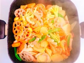 倒入所有的食材翻炒均匀，大概翻炒2-3分钟即可