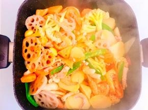 倒入所有的食材翻炒均匀，大概翻炒2-3分钟即可