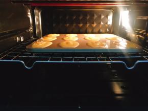 烤箱预热上下火170度，放入烤箱中层，烤25分钟即可。蛋糕边缘出现略微金黄色即可